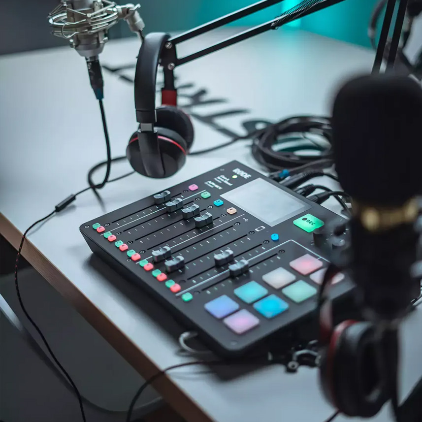 Podcast Studio Equipment auf einem Tisch